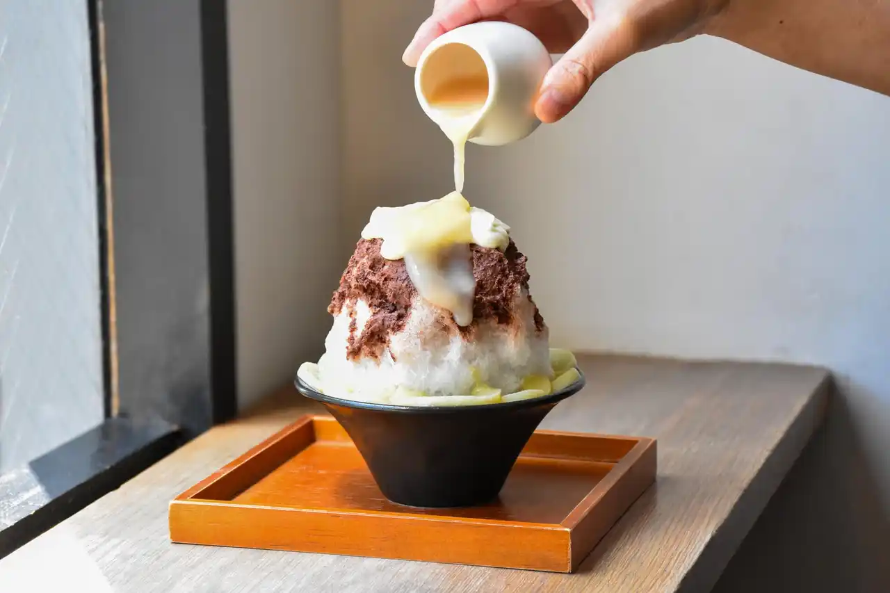 「桃」×「チョコレート」の華やかなかき氷が登場！アイスクリームを一玉、氷の中に閉じ込めた、フルーティで贅沢なかき氷。Minimal富ヶ谷本店にて、8月1日よりスタート！
