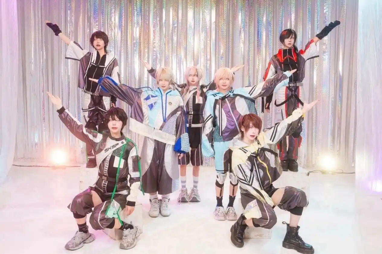 メンズアイドル『双極スペクトラム』のライブフォトがセブン‐イレブンのマルチコピー機に登場　メモカぴあにて販売開始！