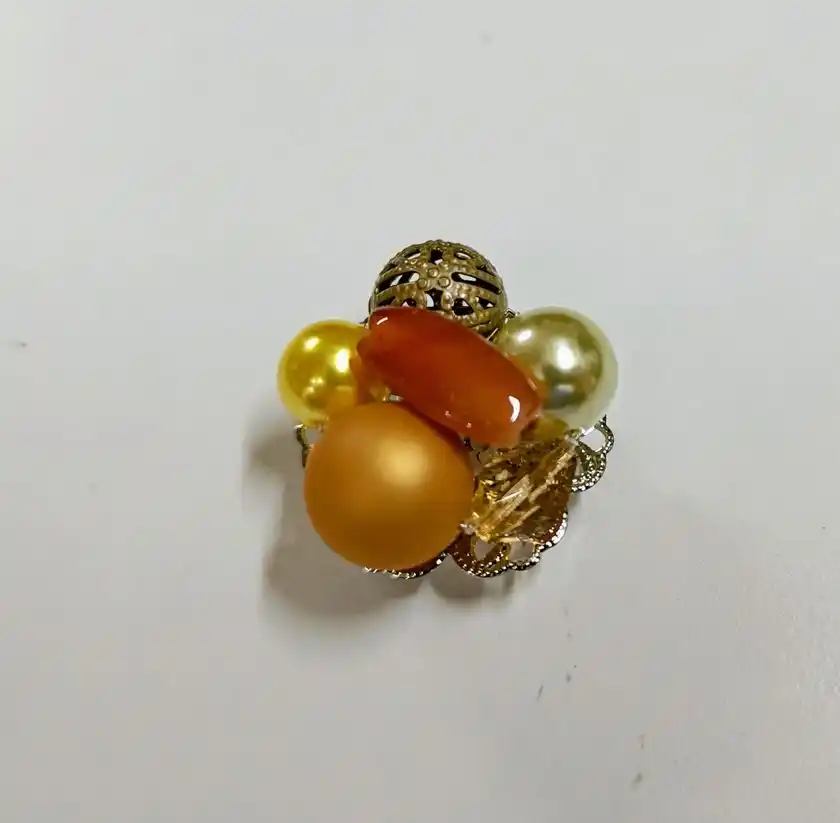 多素材を組み合わせた上品なアクセサリー