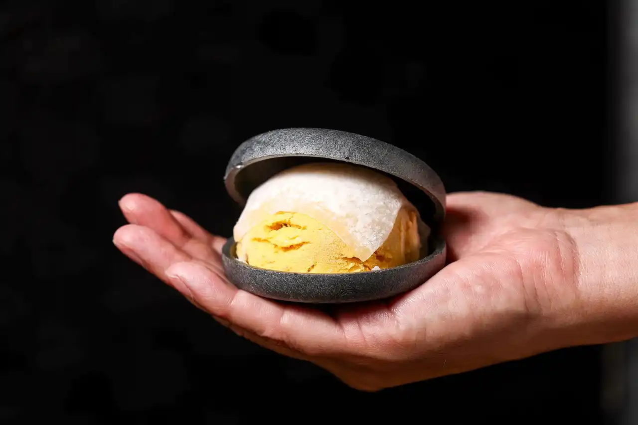 真っ黒なアイスモナカ！「百万石最中大福ジェラート」がいよいよ全国販売スタート！加賀の美意識をスイーツに。『黒い最中 × 大福 × ジェラート』が織りなす和洋折衷の逸品。石川発、和と洋の贅沢な融合