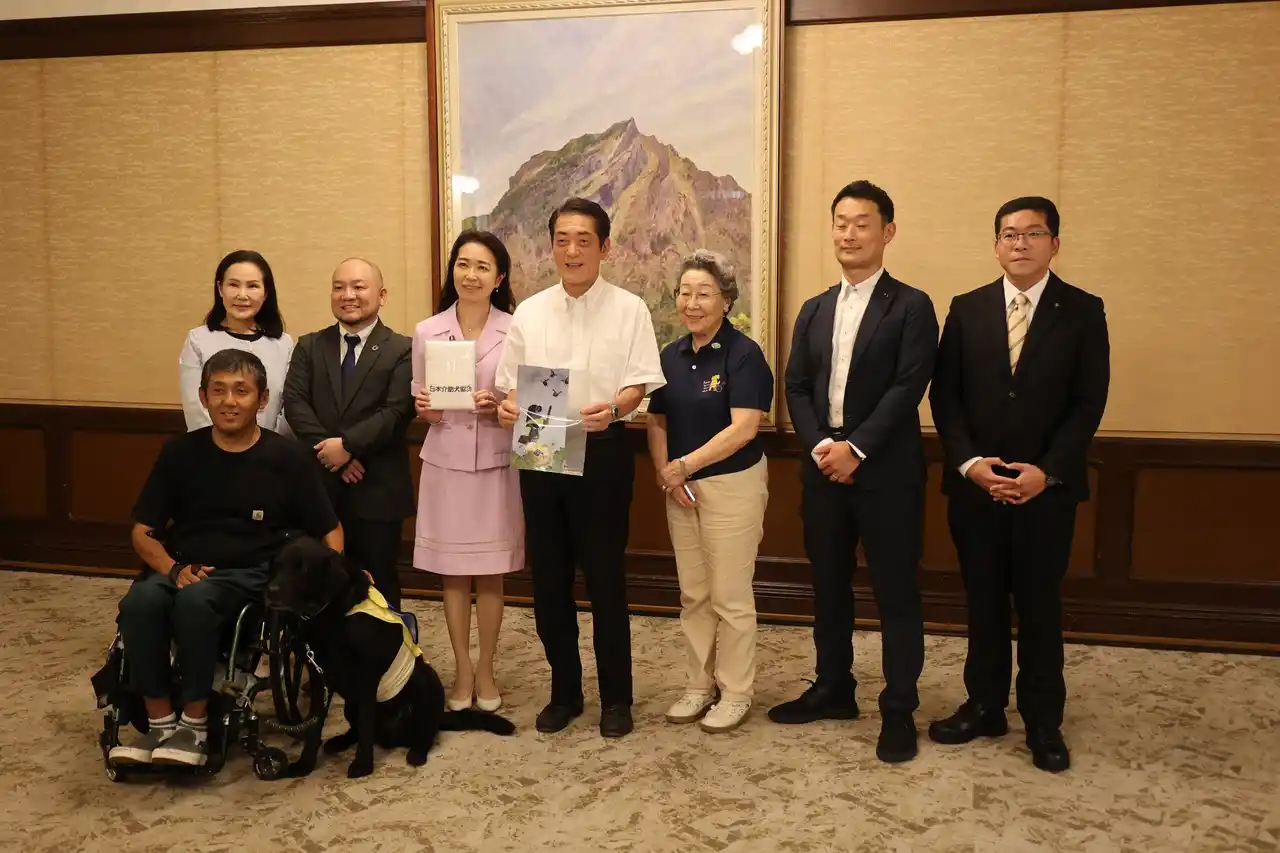 【愛媛県にわずか1頭】（社福）日本介助犬協会が中村時広愛媛県知事を表敬訪問