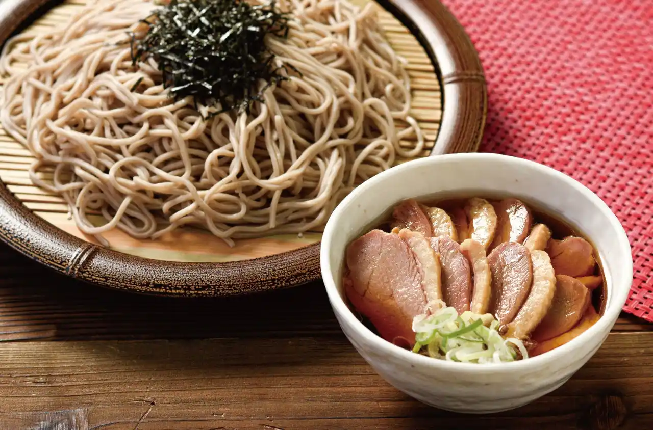 【株式会社　小田急レストランシステム】 【箱根そば６０周年記念キャンペーン第６弾】感謝の気持ちを込めて鴨２倍！「鴨つけそば」「鴨そば」を９月１日から９月３０日まで期間・数量限定販売