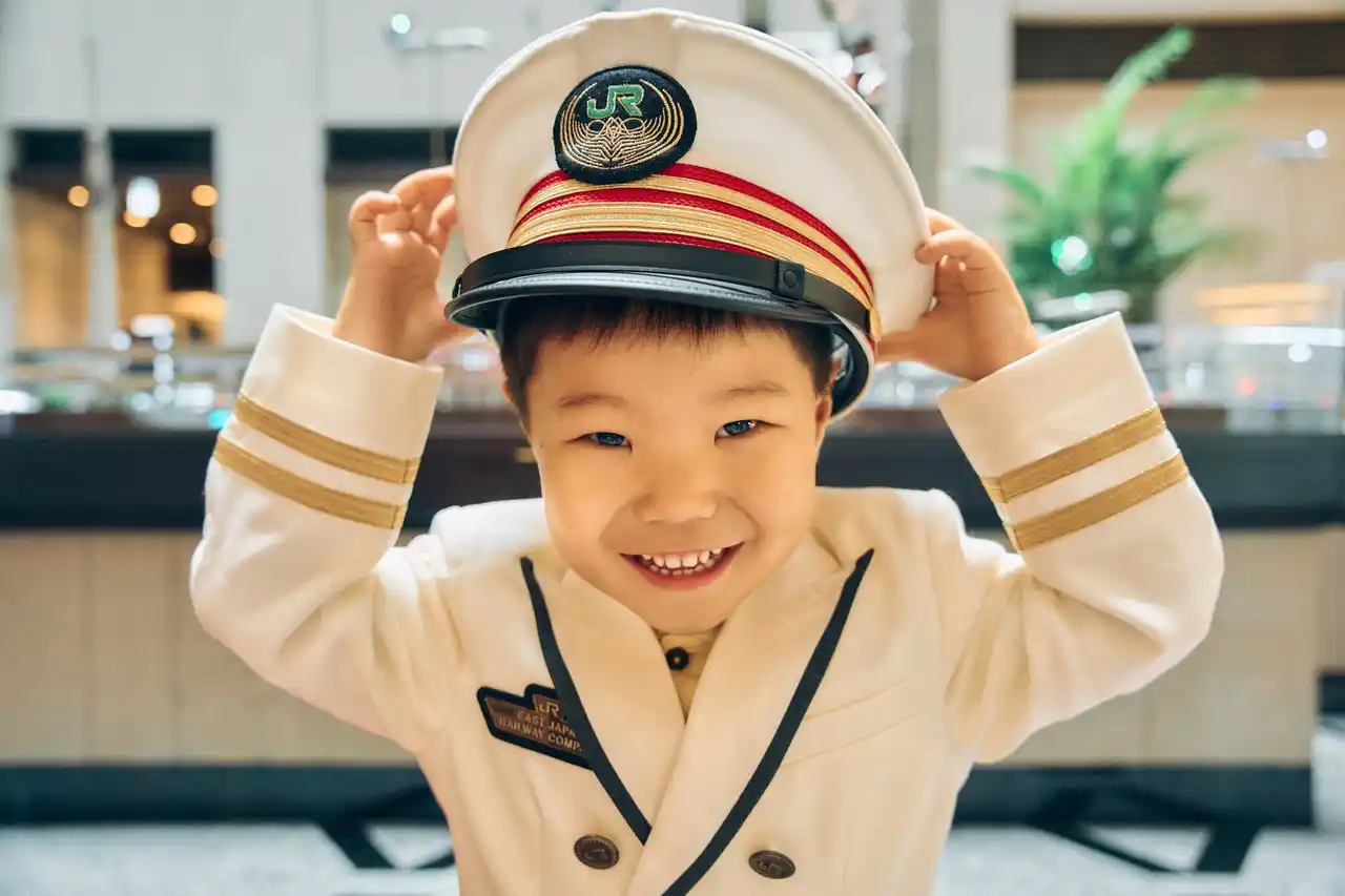 【JR東日本ホテルズ】 【ホテルメトロポリタン 丸の内】駅長制服を着て記念撮影！「子テツプラン」がリニューアル