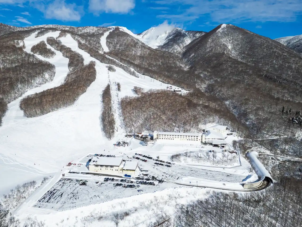 【自然にときめくリゾート 休暇村】 岩手県最高峰のスキー場で極上のパウダースノーを楽しもう！網張温泉スキー場、12月20日(土)オープン　休暇村岩手網張温泉、チェックイン日～アウト日まで滑り放題の宿泊プランを販売