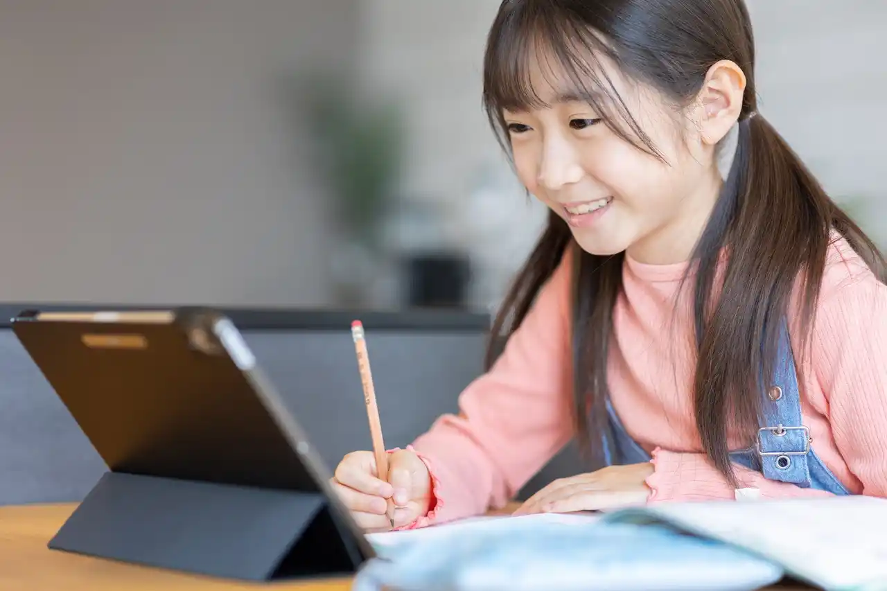 【調査レポート】全国の小学校では夏休みの宿題以外の学習教材が提供されている？