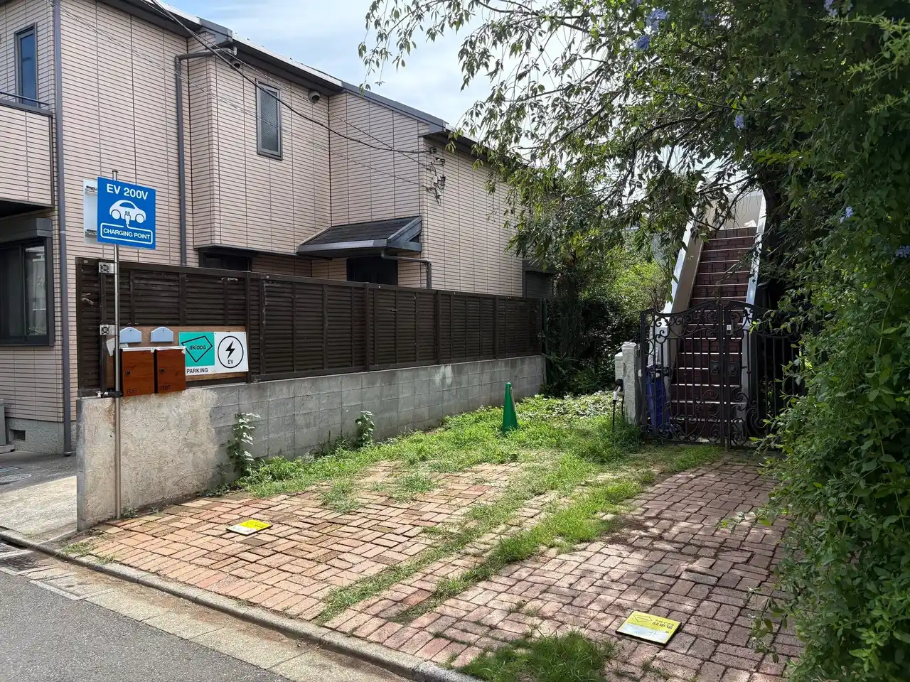 【Eneliver株式会社】 Eneliver、アキッパ駐車場オーナーのスペースにEV充電器を初導入