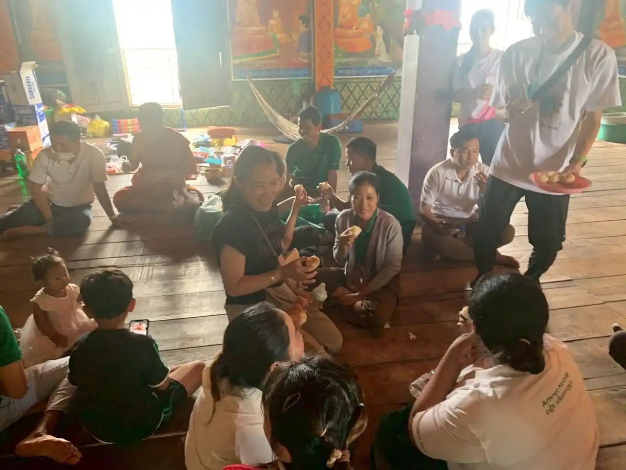 【特定非営利活動法人なかよし学園プロジェクト】 【緊急支援】カンボジア・シェムリアップ州Chi Kraengの避難民収容寺院で教育・食料支援を実施