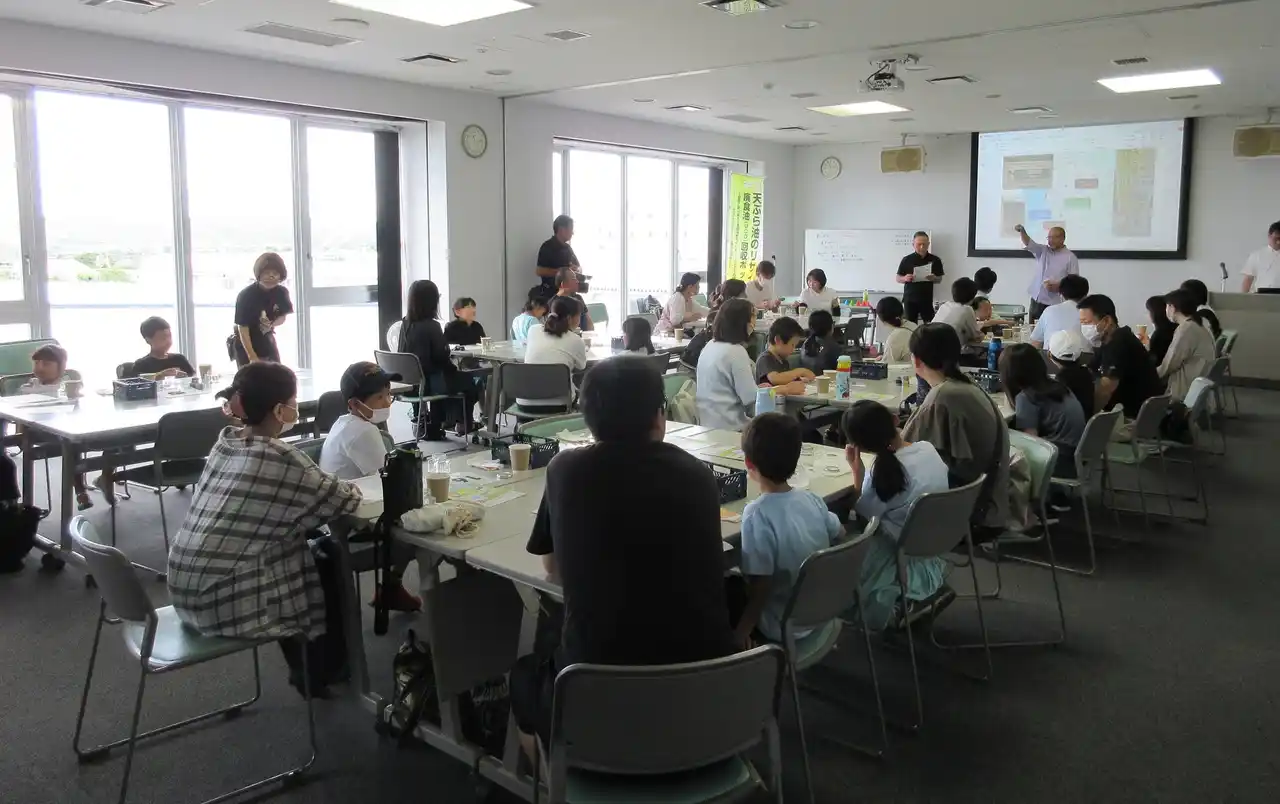 【田中鉄工株式会社】 2025年7月26日（土）大牟田市エコサンクセンター主催　「夏エコ教室」において弊社企画の体験プログラムを展開小学生が楽しくエコを学ぶ　「廃食油をリサイクル！わくわくエコキャンドル作り」を開催
