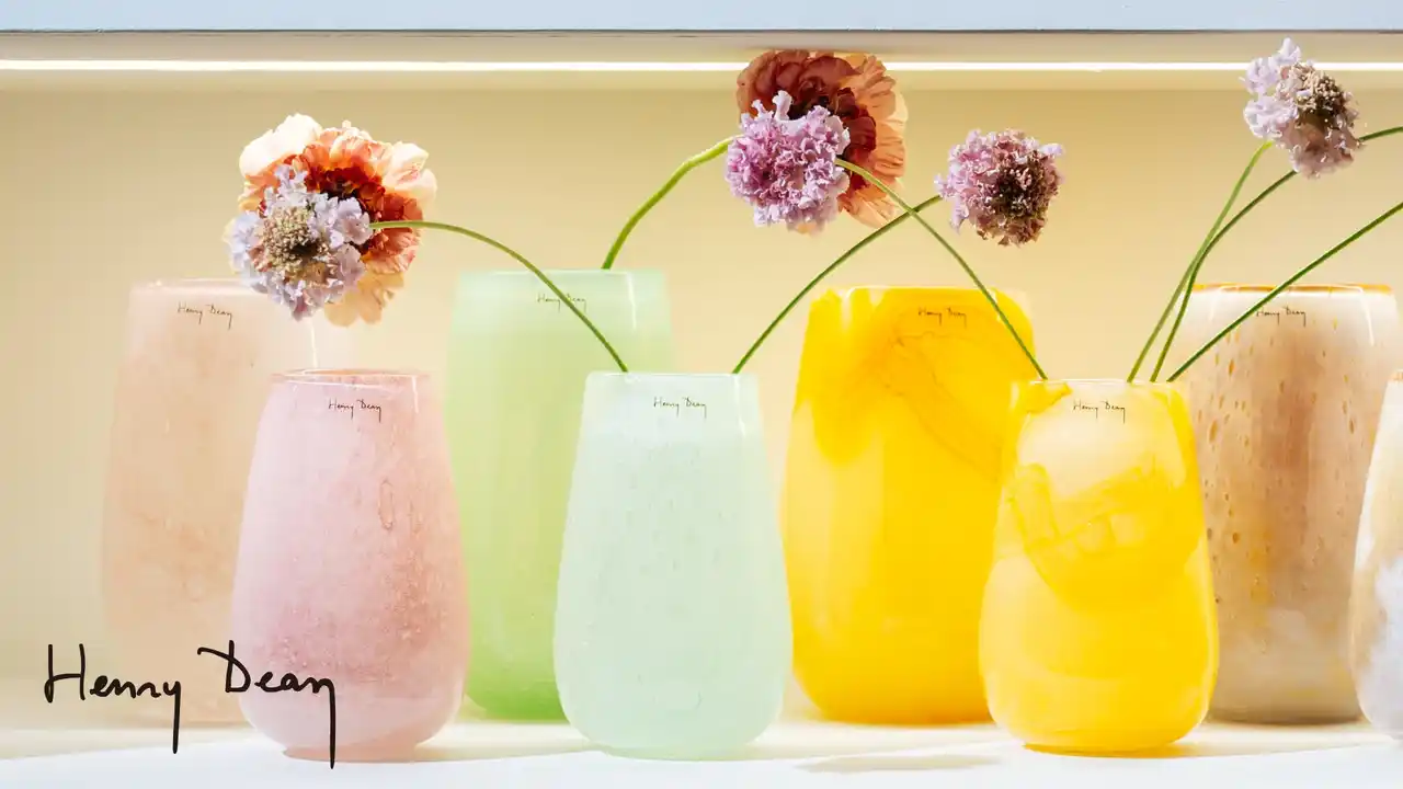 Henry Dean(ヘンリーディーン)の2026SS新色フラワーベースを、BASIC AND ACCENTオンラインストアにて充実したラインナップで展開。