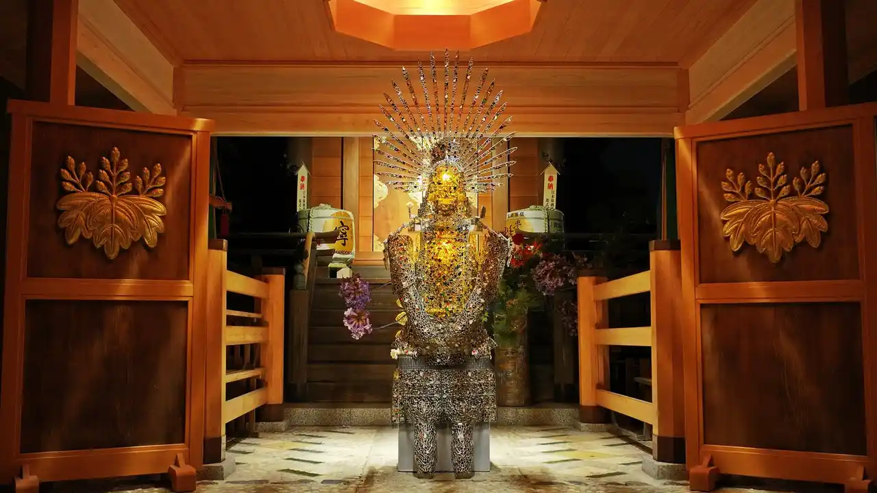 ＜ギネス世界記録認定＞ステンドグラス製甲冑　名古屋マリオットのロビーに展示