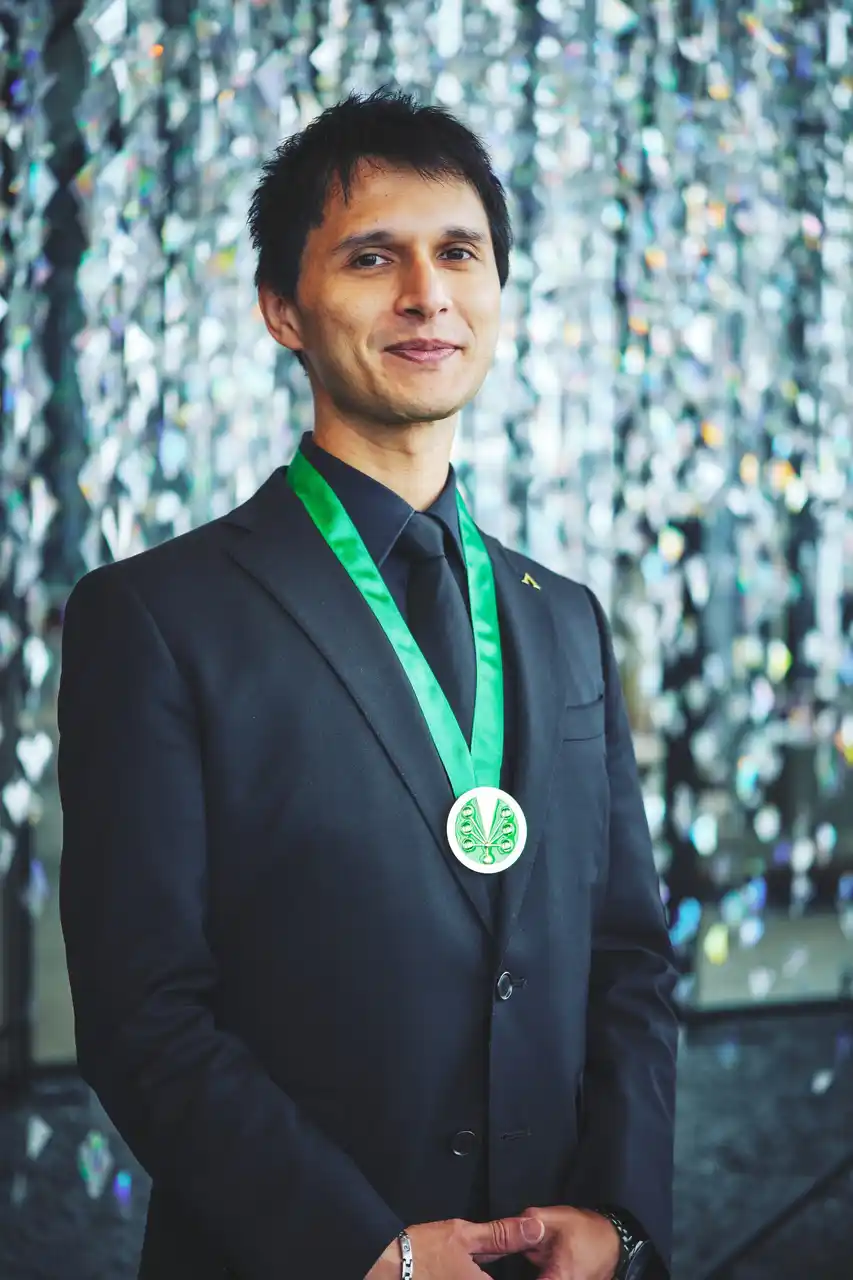 【コンラッド大阪】 料飲部アシスタントディレクター アジュート ミカエルがシャンパーニュ騎士団より、「シュヴァリエ」（騎士）の称号を叙任