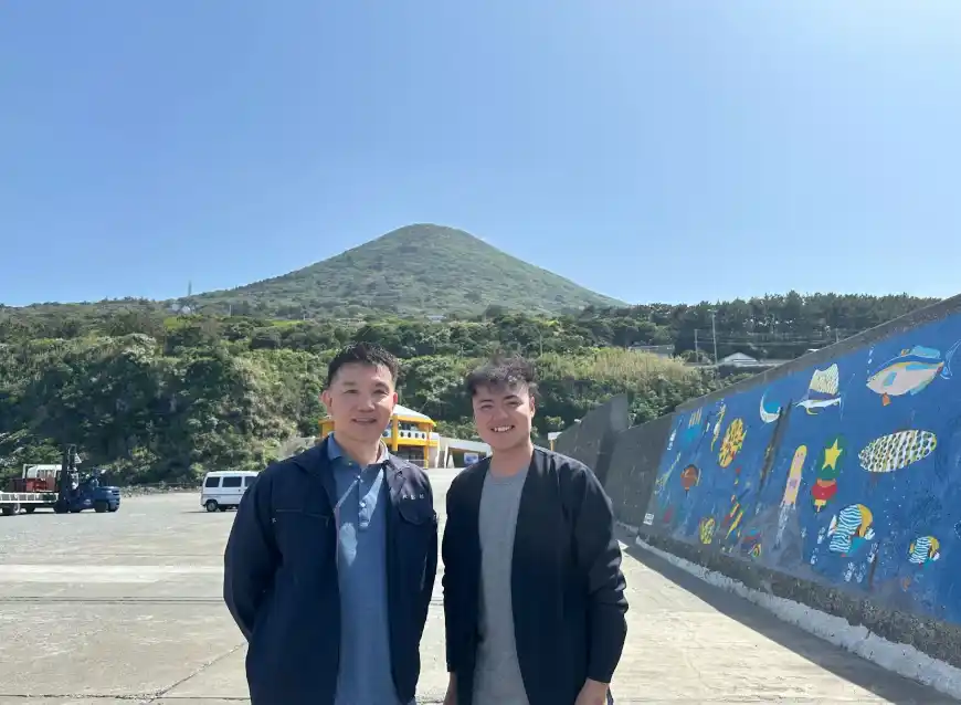 【国際エデュテイメント協会】 国際エデュテイメント協会、人口300人の東京都利島村教育委員会とICT活用支援及び地域魅力化支援業務を受託。島ならではの学び強化のためICT教育や地域探究の加速へ。