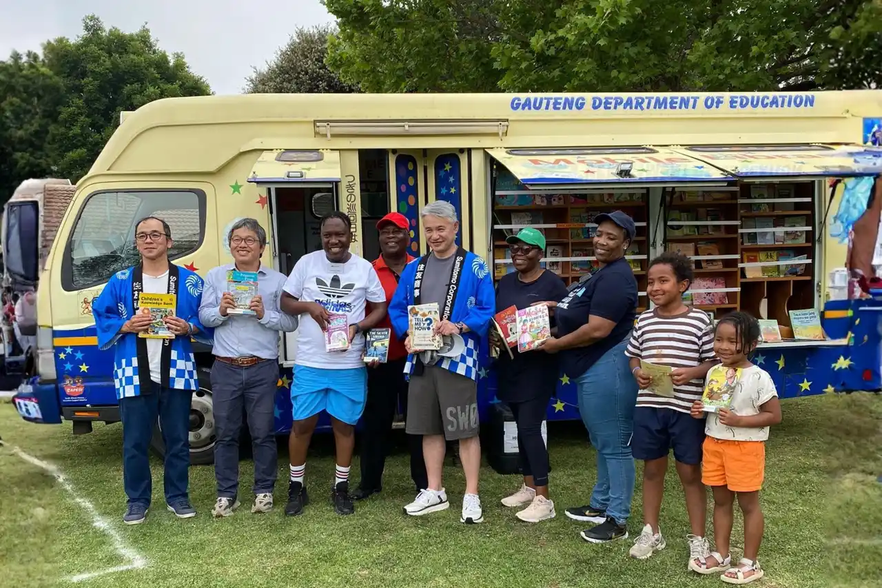 南アフリカ・ヨハネスブルグ日本人学校「春祭り」にて図書館車の展示および書籍寄贈を実施【NPO法人SAPESI-Japan】