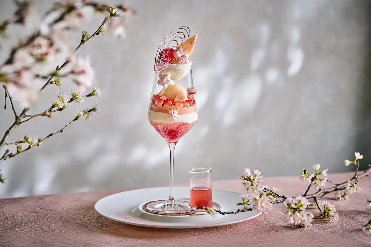 卒業や入学、新たな出会いを祝い春の訪れを表現した桜のパフェ「Spring SAKURA Parfait」を販売 ザ・プリンスギャラリー 東京紀尾井町