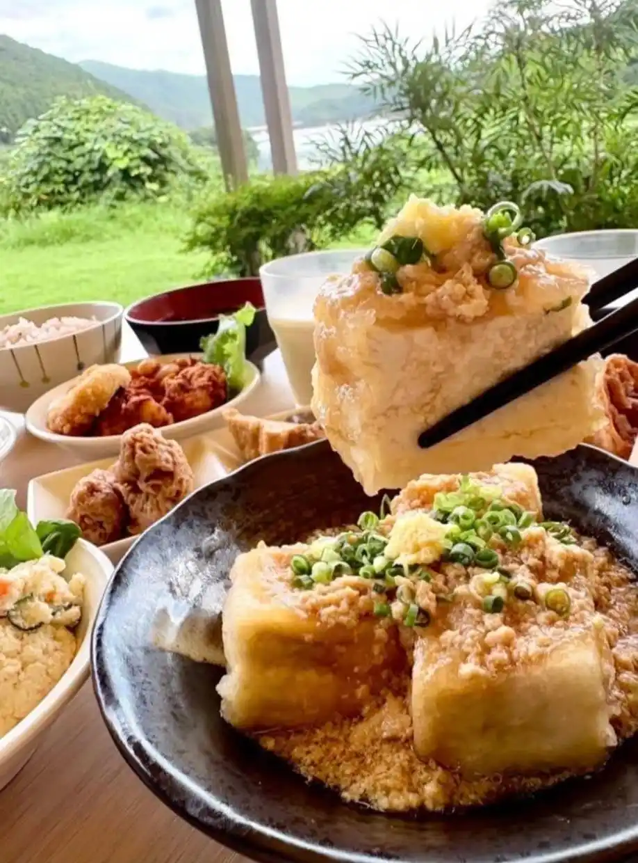【株式会社愛しとーと】 食欲の秋にぴったり！「五ケ山豆腐」から季節限定で新登場『揚げ出し豆腐 鶏そぼろあんかけ御膳』