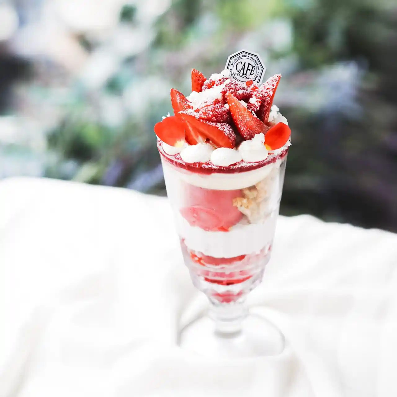 【ロクシタンジャポン株式会社】 【ロクシタンカフェ】冬限定メニュー本日より登場。甘酸っぱいベリーが主役の心華やぐご褒美パフェ。