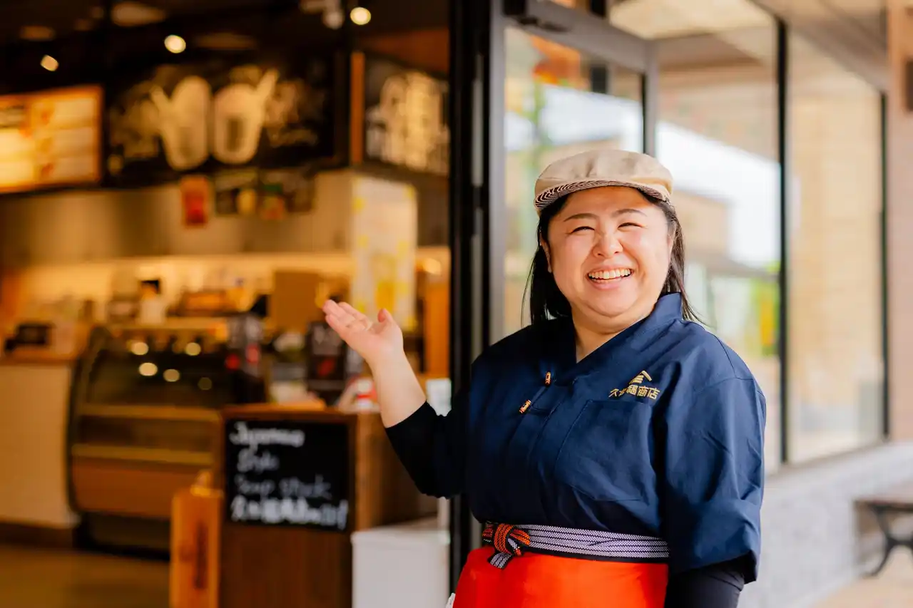 巨大アウトレットモールで活躍するスタッフを紹介する「STAFF STORY」新記事を7月11日に公開　今回は開業25周年の御殿場アウトレットと共に半生を歩む勤続25年のスタッフが登場