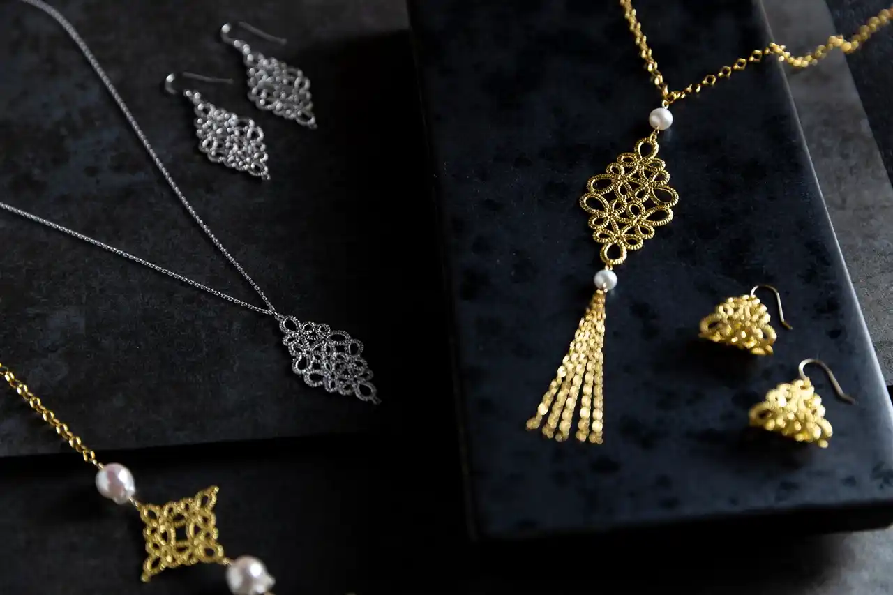 【8月9日は箔の日】金沢箔を手編みレースに施したGold-Knot（ゴールド・ノット）のジュエリーには由来どおりの「つながり」「絆」を感じさせるストーリーがある