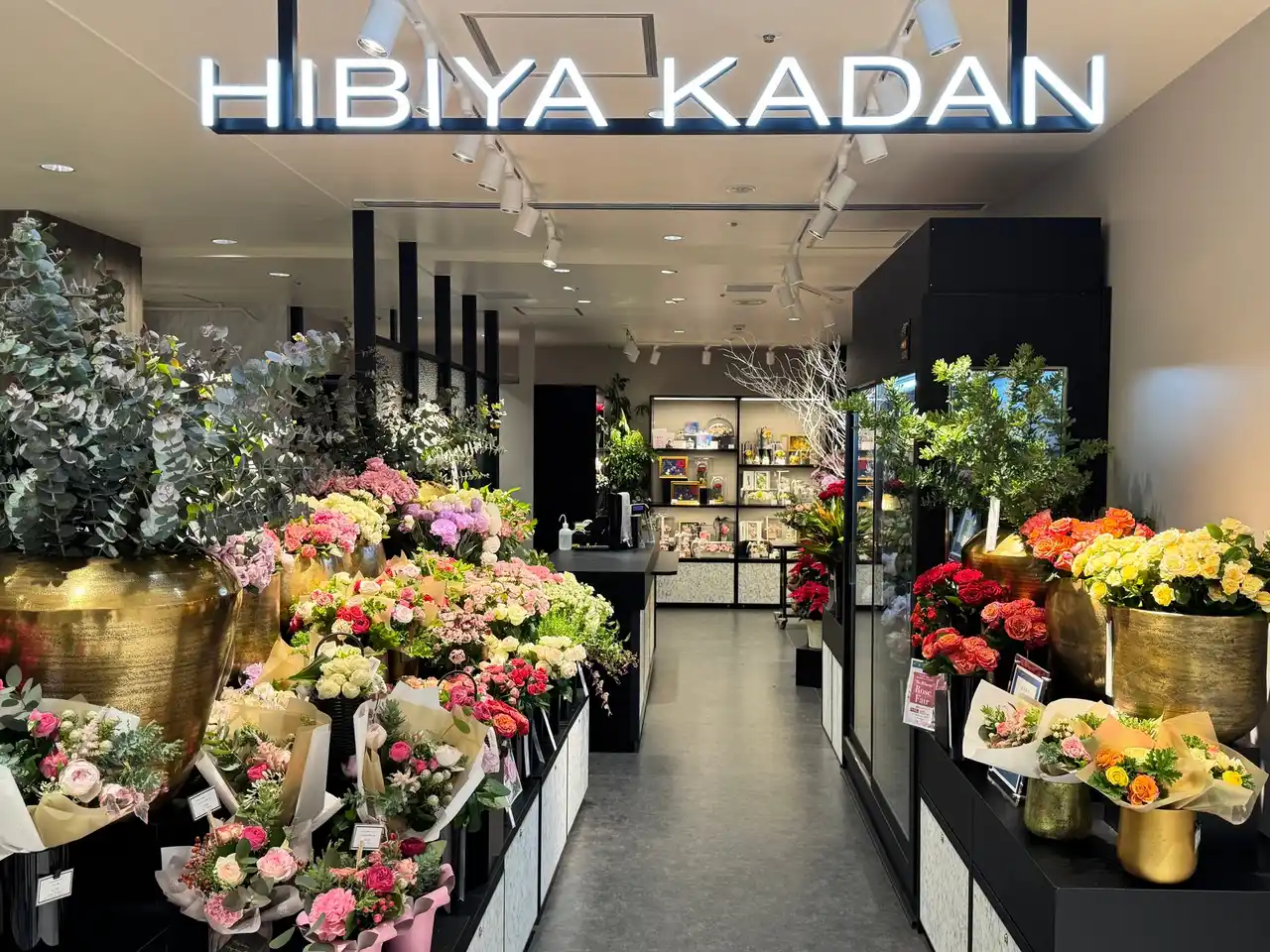 バイヤー厳選の2,000本のバラでお出迎え！日比谷花壇 西武池袋店、12月8日（月） にリニューアルオープン。