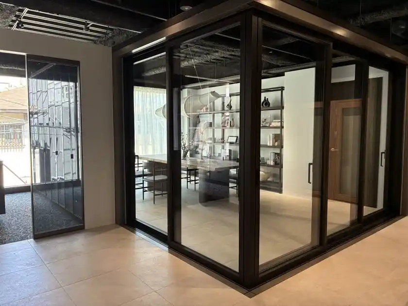 スリム框の木製コーナーサッシ