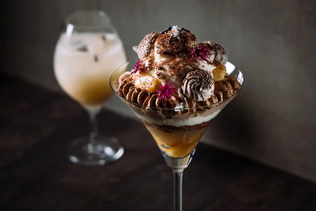 【Remake easy株式会社】 完全会員制パフェバー「Remake easy」、8月限定『桃とペルーカカオの夏のビーントゥバーチョコレートパフェ』が登場。フルーティーな香りのカカオと完熟の白桃が重なり合う、夏だけのマリアージュ。