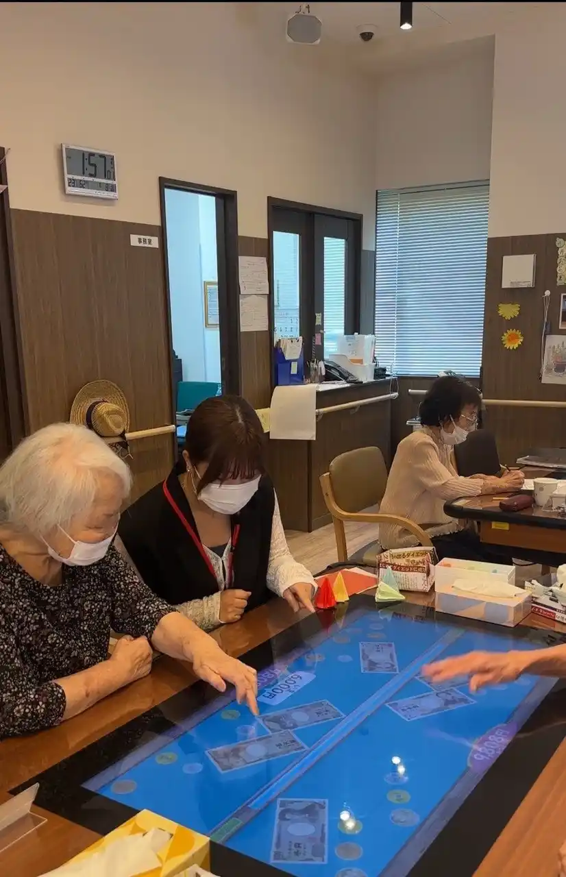【豊丸産業株式会社】 元気はつらつトレパチ！テーブルのレンタルを開始