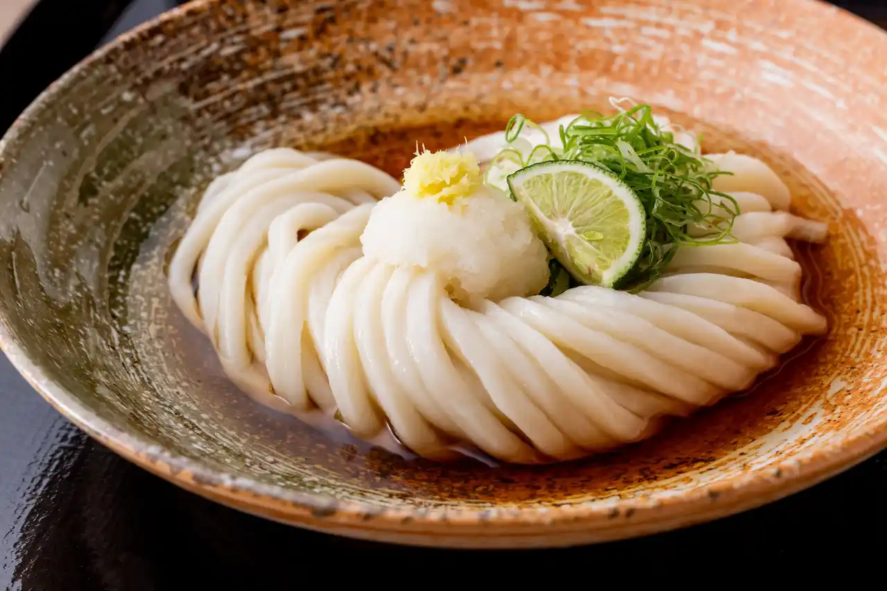 【株式会社YOSHITUNE】 【餅麺UDON 品川港南口店】革新の“もちもちグミ食感”うどんが品川駅港南口に登場！「餅麺」熟成かしわ天ひやかけうどんなど多彩なメニューを提供