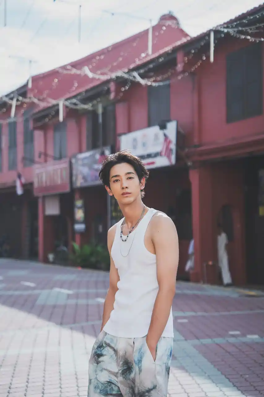 【株式会社KADOKAWA】 俳優デビュー10周年のメモリアルな一冊が誕生！繊細さと大胆さと色気で魅せる！「初めての近藤頌利」が詰まった写真集発売！