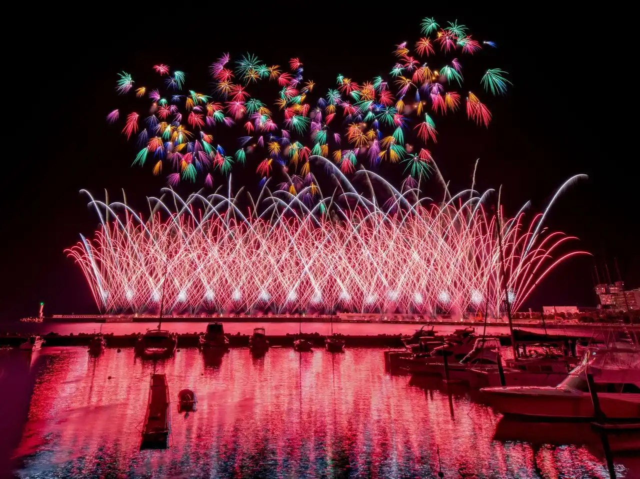 【夜空と海に咲く大輪の華】8月の熱海海上花火大会は計4回！5日（火）・8日（金）・18日（月）・25日（月）開催！特等席確約の送迎付きプランの販売中。夏の繁忙期は人気なので、ご予約はお早めに！