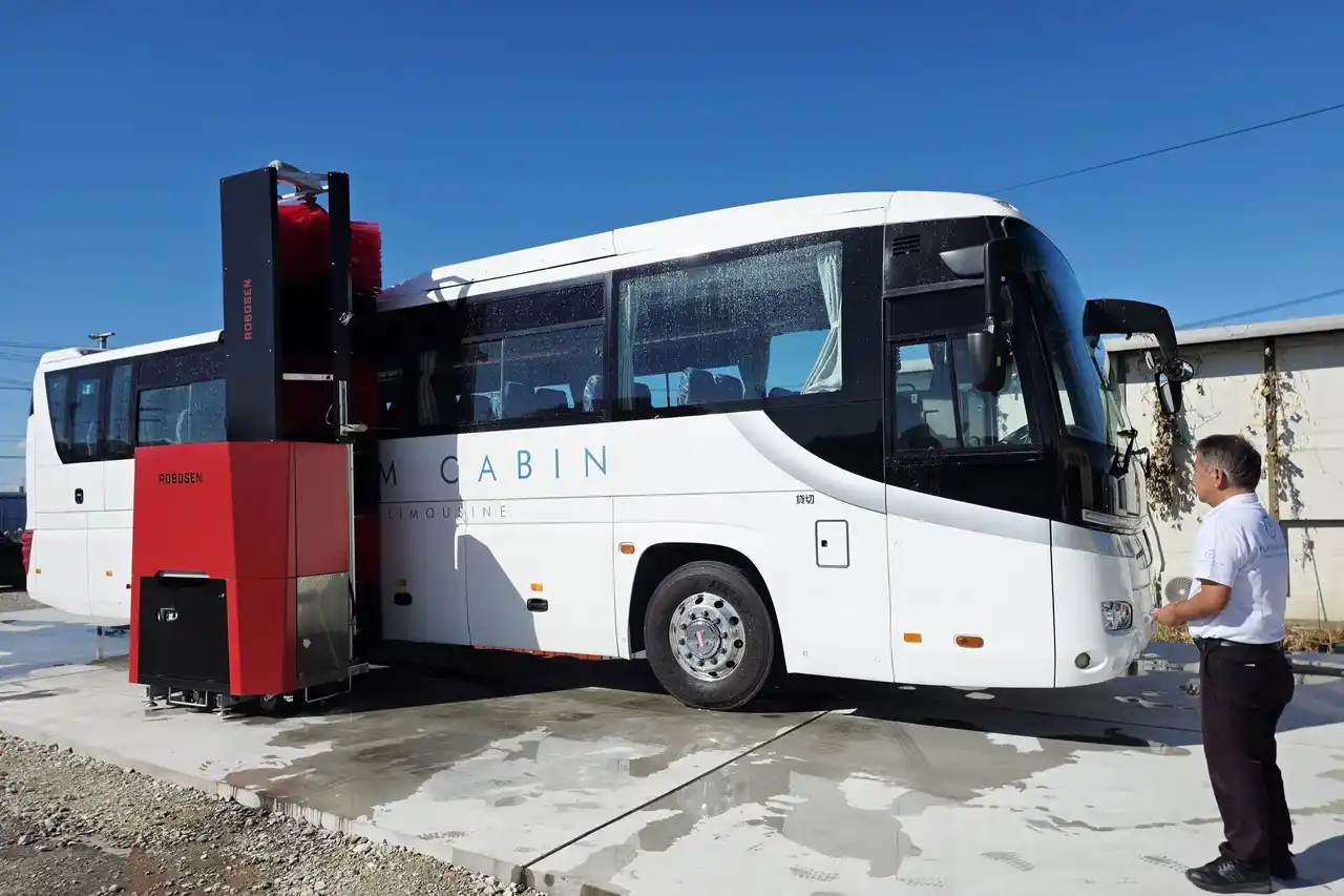 【株式会社マーフィード】 【全国初】観光バス業界に革新。沖縄のラグジュアリーバス運行「プラチナキャビン」が洗車専用超純水システム『HYPER WATER』を導入