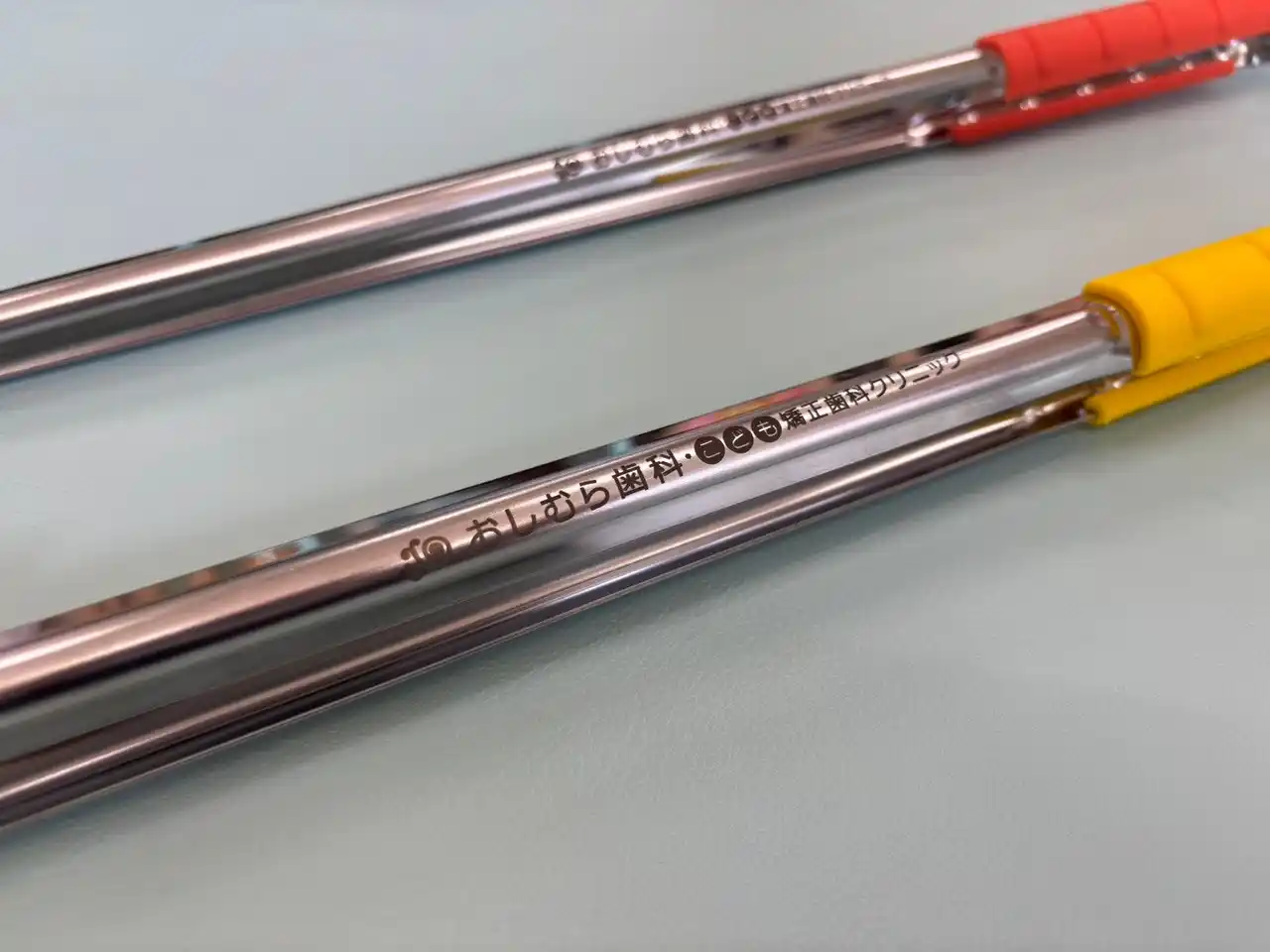 【おしむら歯科・こども矯正歯科クリニック】 歯科医院が「ごみ拾いトング」を寄付