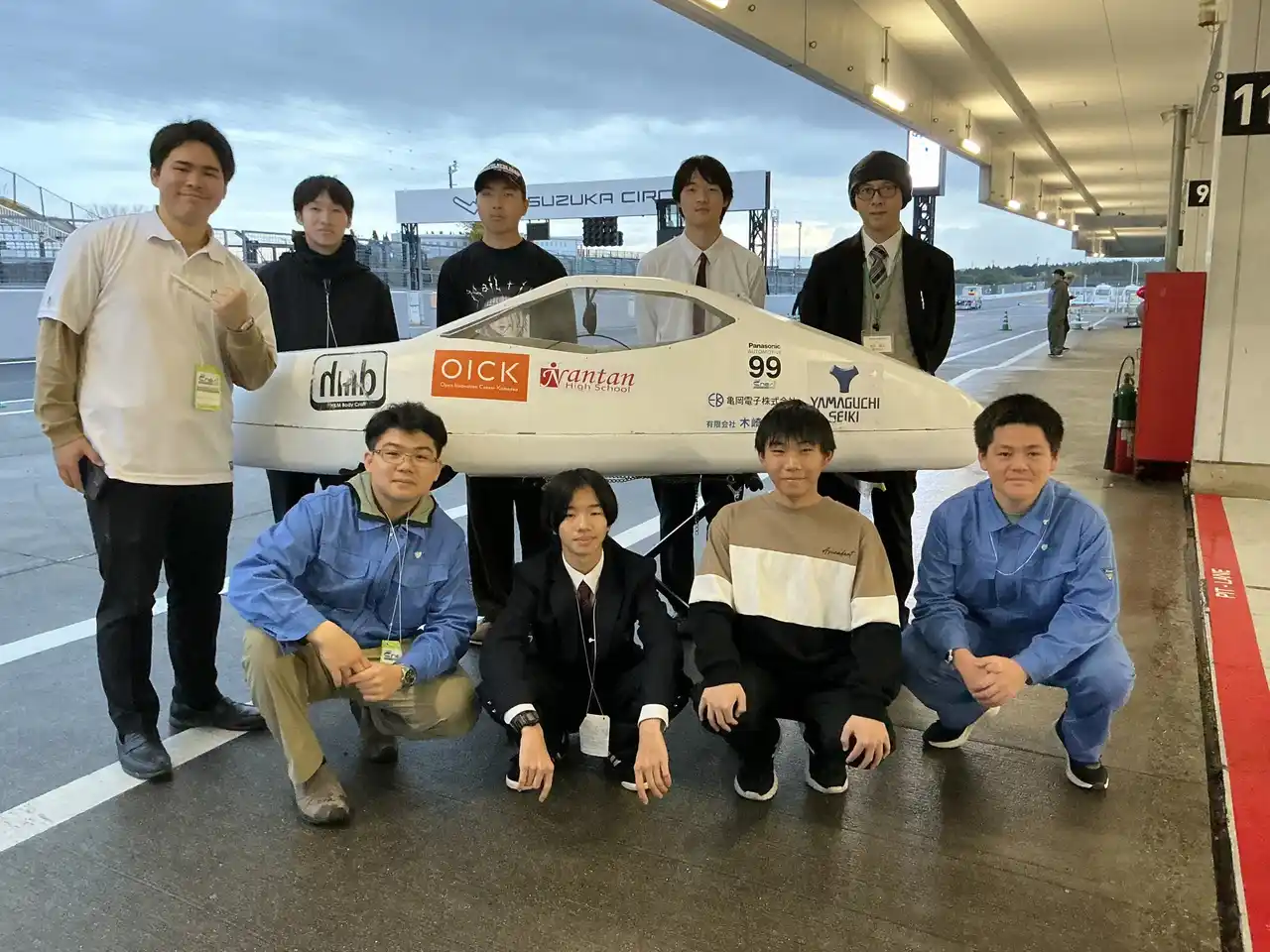 京都府亀岡市の産学公連携拠点「OICK」を活用し、高校生が挑んだ鈴鹿サーキットでのEVレース出走記録