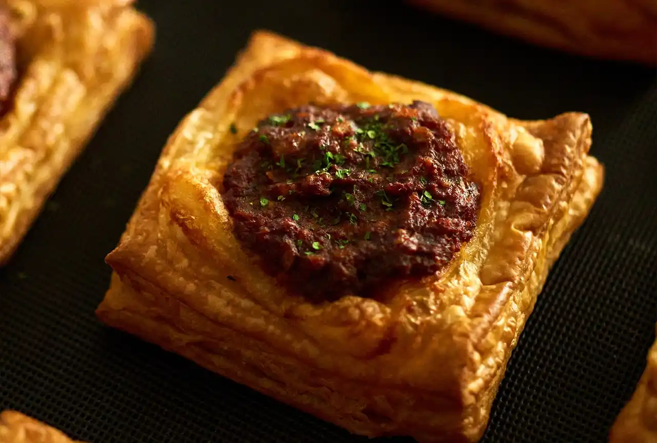 【ブランド初】RINGOのパイが、お腹を満たすメインディッシュに|“お食事パイ”が新登場!たっぷりのお肉で食べ応えも♪サクサクッジューシーな「焼きたてデミグラスミートパイ」