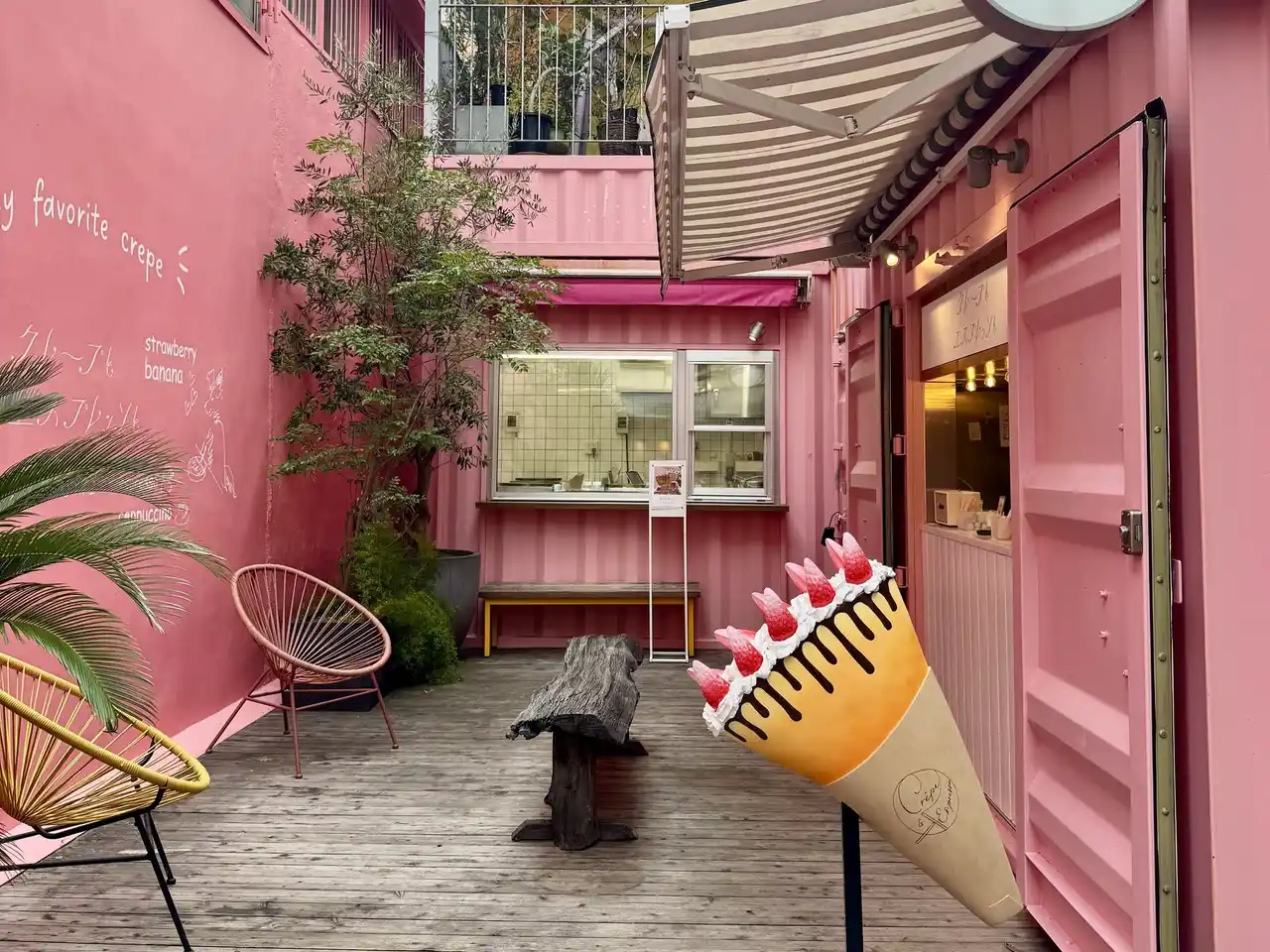 【株式会社日と々と】 「クレープとエスプレッソと」が大阪・なんばに誕生！！パリパリの“黄金クレープ”とピンクの世界で、五感がときめく“体験型スイーツスポット”を提供します！