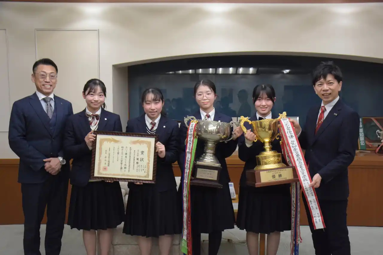 全国高校弓道選抜大会優勝！豊橋商弓道部、創部７１年目で初！！ー市長に報告ー