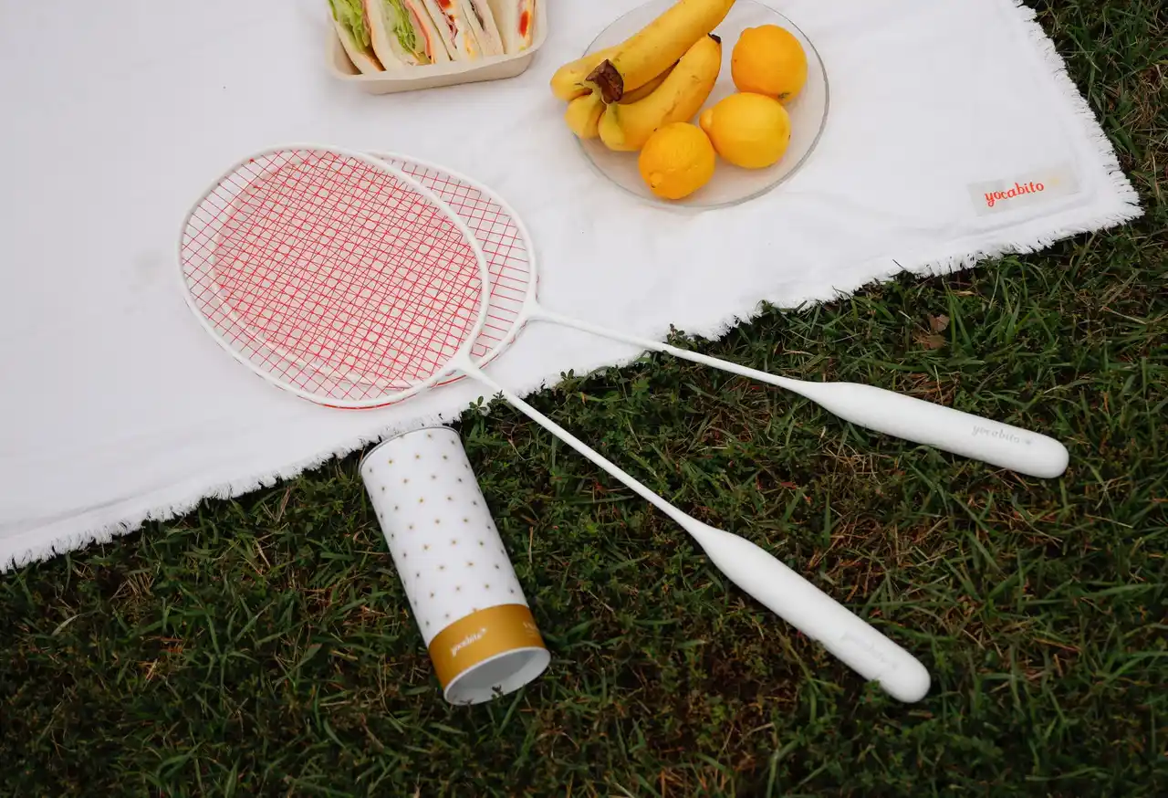 大切な人と過ごす冬ギフトにおすすめ。白×オレンジの“映え”デザインのバドミントンで、アクティブな団欒を。